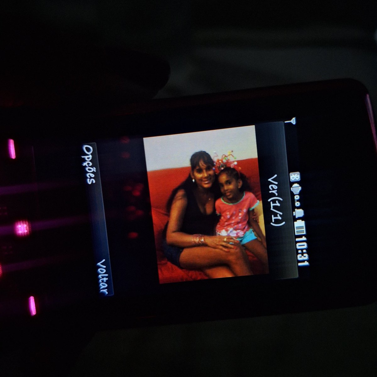 marisbook's tweet photo. o celular que minha mãe usava em 2004 tem câmera e ainda funciona.
vou aproveitar para tirar fotos ksksksks https://t.co/x53tPBmNVS