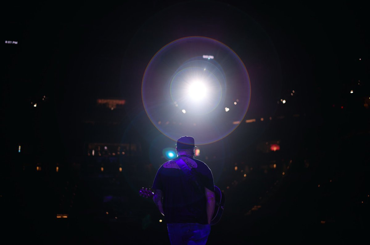 garthbrooks's tweet photo. Been waiting a long time for tomorrow night! love, g https://t.co/gRREHwrCZJ