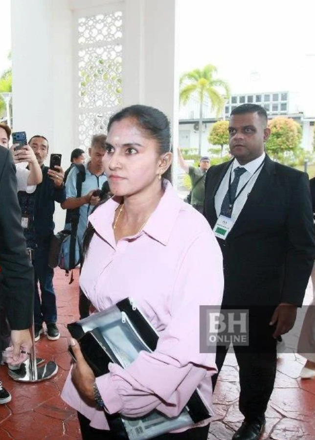 NewsBFM's tweet photo. 🚨 BREAKING: The owner of pet dog Rocky has also been charged at the Klang Sessions Court with animal cruelty.

S Roghini Devi pleaded not guilty to allegedly pulling Rocky by a looped rope around its neck, causing unnecessary pain or suffering.

She later entered a not-guilty plea at the Klang Magistrates’ Court to keeping Rocky without a valid licence from the city council, which carries a maximum RM2,000 fine, a maximum one-year jail sentence, or both.

📷: Berita Harian