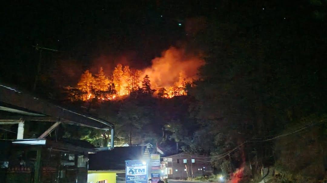 serabutannn's tweet photo. Kalau kalian penasaran sbrp berbahaya dan sbrp dekat Karhutla dg area pemukiman warga di Kalimantan, LIHATLAH INI‼️‼️

Semoga bantuan cepat tersalurkan, semoga cepat turun hujan dan semoga ada solusi yang bisa menyelesaikan masalah ini.

Pray for Kalimantan🥀🥀 https://t.co/8vsUxDwGPM