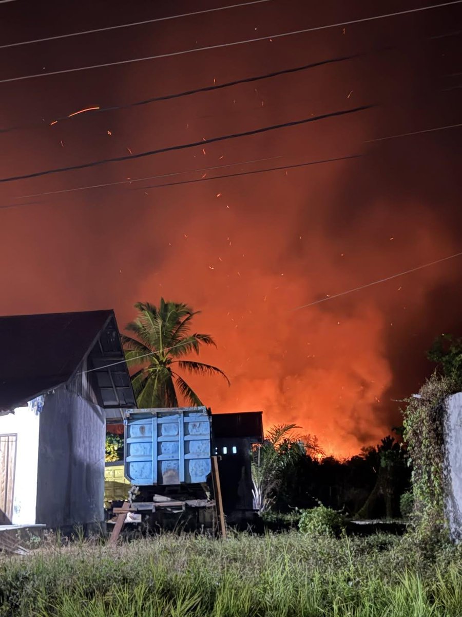 serabutannn's tweet photo. Kalau kalian penasaran sbrp berbahaya dan sbrp dekat Karhutla dg area pemukiman warga di Kalimantan, LIHATLAH INI‼️‼️

Semoga bantuan cepat tersalurkan, semoga cepat turun hujan dan semoga ada solusi yang bisa menyelesaikan masalah ini.

Pray for Kalimantan🥀🥀 https://t.co/8vsUxDwGPM