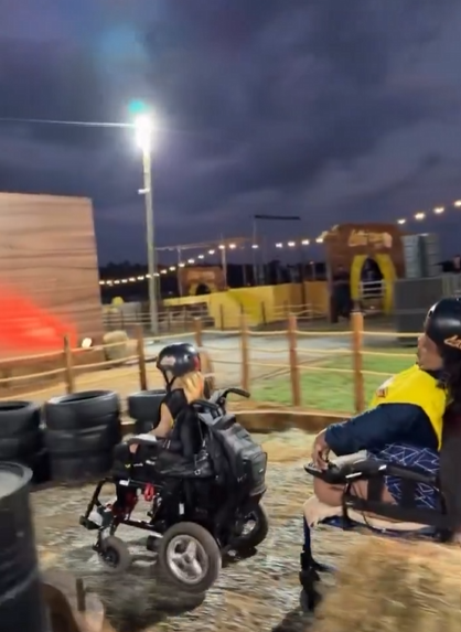 JefinhoMenes's tweet photo. Carlinhos Maia colocou dois influencers PCD pra uma corrida.

Corrida de cadeira de rodas motorizadas.

Ao som de Mario Kart.

Com patrocínio de casa de apostas.

Espero que o MP arregace com esse fudido.

QUE BURACO esse país se meteu. https://t.co/6MobB7iYaP