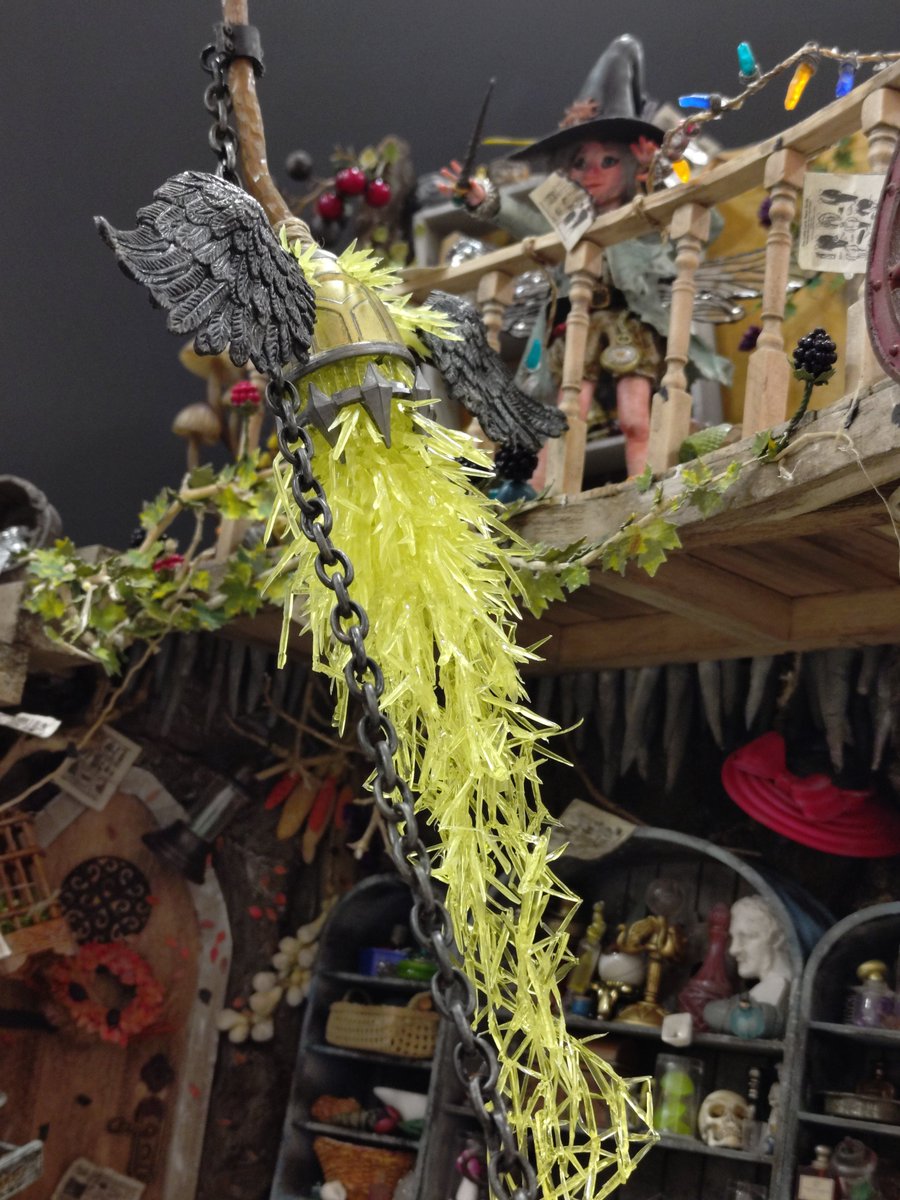 eddi2011's tweet photo. 浜松ジオラマグランプリにエントリーしている私の作品。

No.31「世界最速の魔法使い」です。

世界最速の魔法のホウキを作ろうとしている魔女の工房を題材としたジオラマで、空に飛び出そうとしているホウキはもはやロケットのように稲妻を噴き出す抽象的な存在になっています。 https://t.co/VRnwHrORJ9