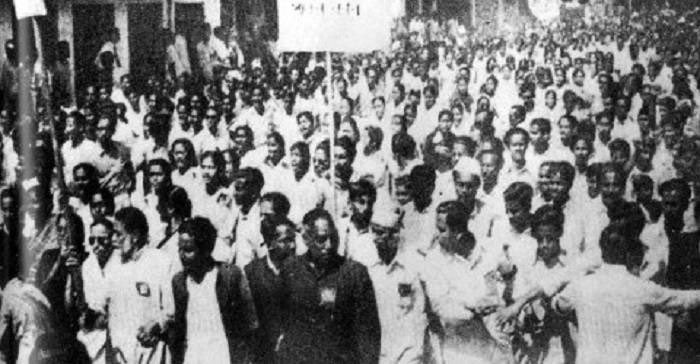 nishikant_dubey's tweet photo. कांग्रेस का काला अध्याय 
157. 20 अगस्त 1953 नेहरु जी ने पाकिस्तान के तत्कालीन प्रधानमंत्री मुहम्मद बोगरा के साथ फिर से एक समझौता किया ।समझौते में नेहरु जी ने संयुक्त राष्ट्र संघ में 1948 -49 ,में कश्मीर का जनमत संग्रह मानने के बाद पाकिस्तान के प्रधानमंत्री के साथ 1953 में दुबारा जनमत संग्रह का समझौता कर लिया ।देश को जन्म जन्मांतर तक समस्याओं के दलदल में फँसाने वाले परिवार का नाम नेहरु गांधी परिवार है ।1949 में जब नेहरू जी ने जनमत संग्रह की बात की तो जम्मू कश्मीर के नेता शेख अब्दुल्ला जी ने इसका विरोध किया,धारा 370 के बाद जब वे कश्मीर के प्रधानमंत्री बने तो भी उन्होंने विरोध किया ।पाकिस्तान के प्रधानमंत्री के आने से पहले नेहरु जी ने 8-9 अगस्त 1953 को शेख अब्दुल्ला साहब की सरकार बर्खास्त कर दी,उन्हें जेल में डाला और 20 अगस्त 1953 को जनमत संग्रह का तथा पश्चिम बंगाल के कूचबिहार इलाक़े को पाकिस्तान को देने का फ़ैसला किया ।1953 से 1960 तक कूचबिहार में हिंदुओं का नरसंहार हुआ ।लगातार जेल में रखकर नेहरु जी ने अपने मृत्यु से पहले 29 अप्रैल 1964 को शेख अब्दुल्ला जी से मुलाक़ात कर जेल भेजने के लिए माफ़ी माँगी,उन दोनों ने बातचीत में यह स्वीकारा कि उनका ख़ून का रिश्ता है।लेकिन काँग्रेस का नेहरूवादी परिवार तो विचित्र है फिर एक बार शेख साहब जेल गए,1975 की कहानी फिर कभी 
#CongressDarkHistory
