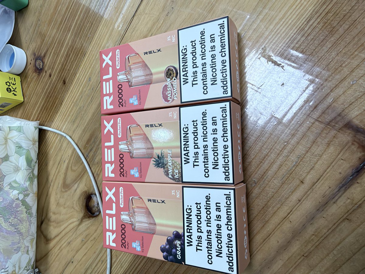 rocknropeadv's tweet photo. #RELXPOCKETPRO 悦刻两万口板砖

搭载Super Smooth™升级陶瓷雾化芯，入喉丝滑，全程口味稳定。设备搭550mAh可充电电池，12W稳定输出，3%尼古丁浓度，最高可达20000口超长使用量，性价比出众。拥有4款简约哑光机身配色，上线抹茶、���果、茶饮、冰棒等24种冰爽风味
更多产品请点击主页@tylersstudio https://t.co/FfqcCFCjk3