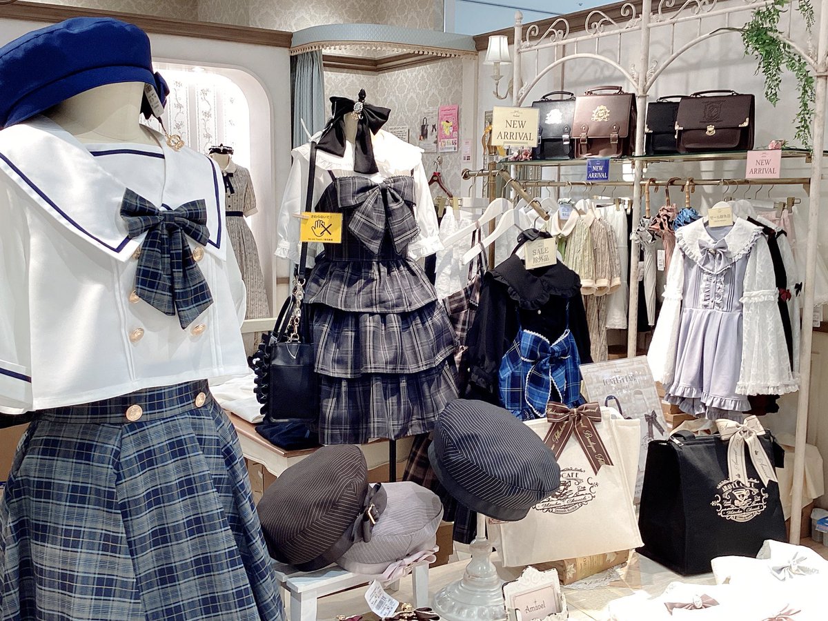 amavel_shinjuku's tweet photo. おはようございます☀️
まるべるオープンです🧸

新作アイテム多数充実いたしております✨
お得なフェアも開催中🌟
ノベルティの保冷バッグは
お出かけに活躍すること間違いなしです❗️☕️♡

本日は、おおえ🦄みさぽん🐇えりちゃん🍩が皆様のご来店をお待ちしております🫧

#Amavel #アマベル #まるべる https://t.co/LQYHvdSTJu
