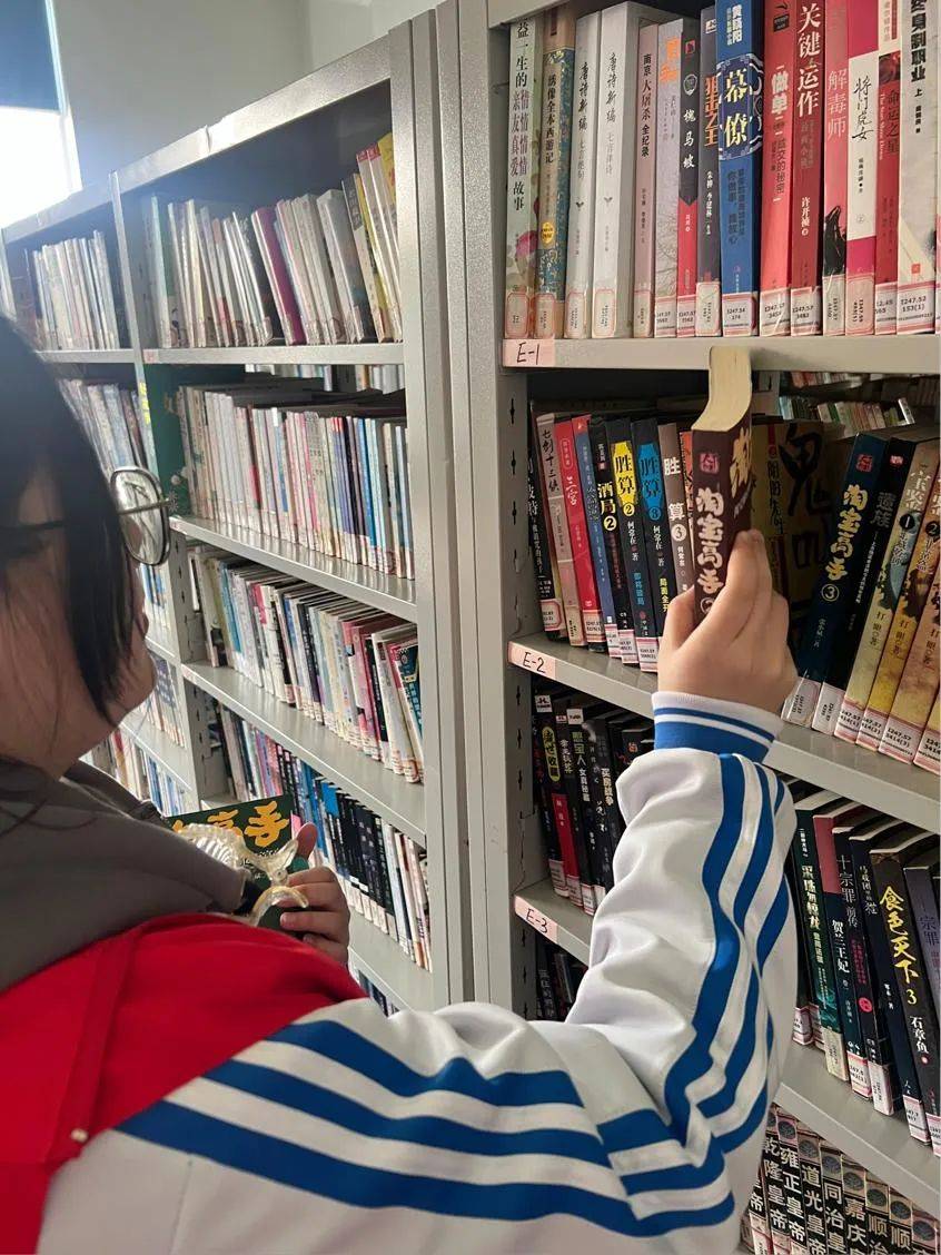 juicyjay2011's tweet photo. Tackled my cluttered shelf today! Gave old books a new home u0026 donated unworn clothes. Less stuff, more peace. https://t.co/L2OwvXNmin