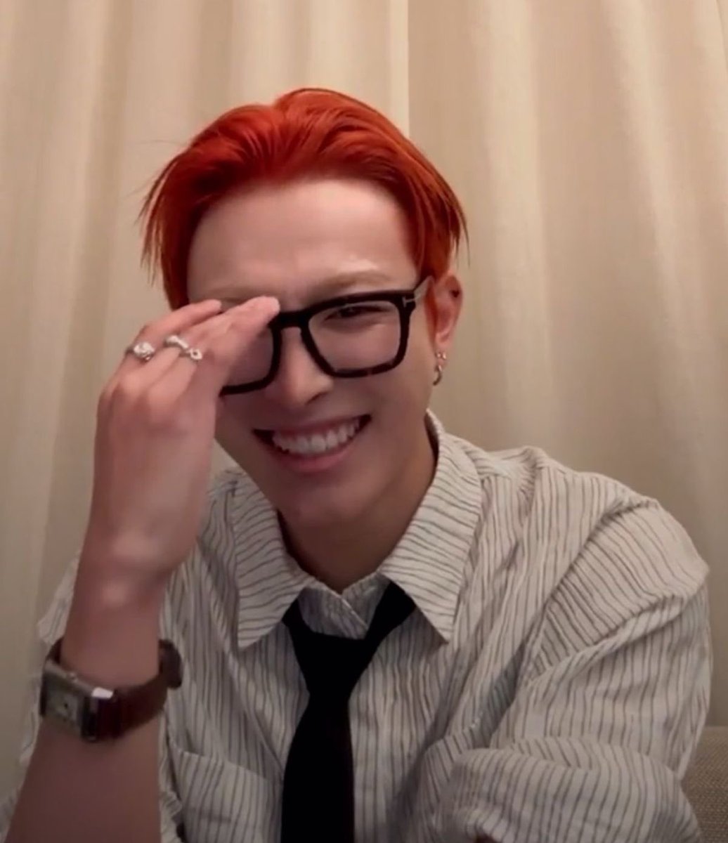 topazfanatic's tweet photo. his hair was so bright in this live last august i wonder if it was when he filmed no1 https://t.co/BlL6NvD8iM
