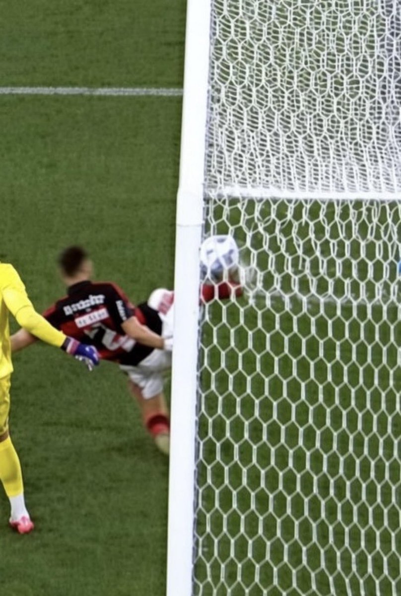 mvicca's tweet photo. @grok analise pela regra do futebol se por essa imagem a bola entrou ou não no gol https://t.co/hsN1e2Hnmq