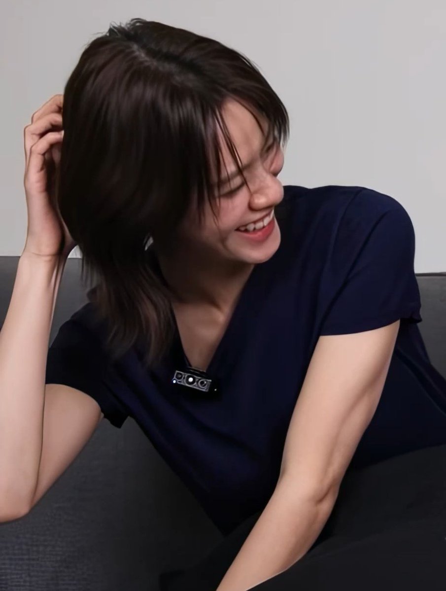 _allthelilies's tweet photo. HER ARM??? WTF EMI THASORN https://t.co/c8PiE7Ok9r