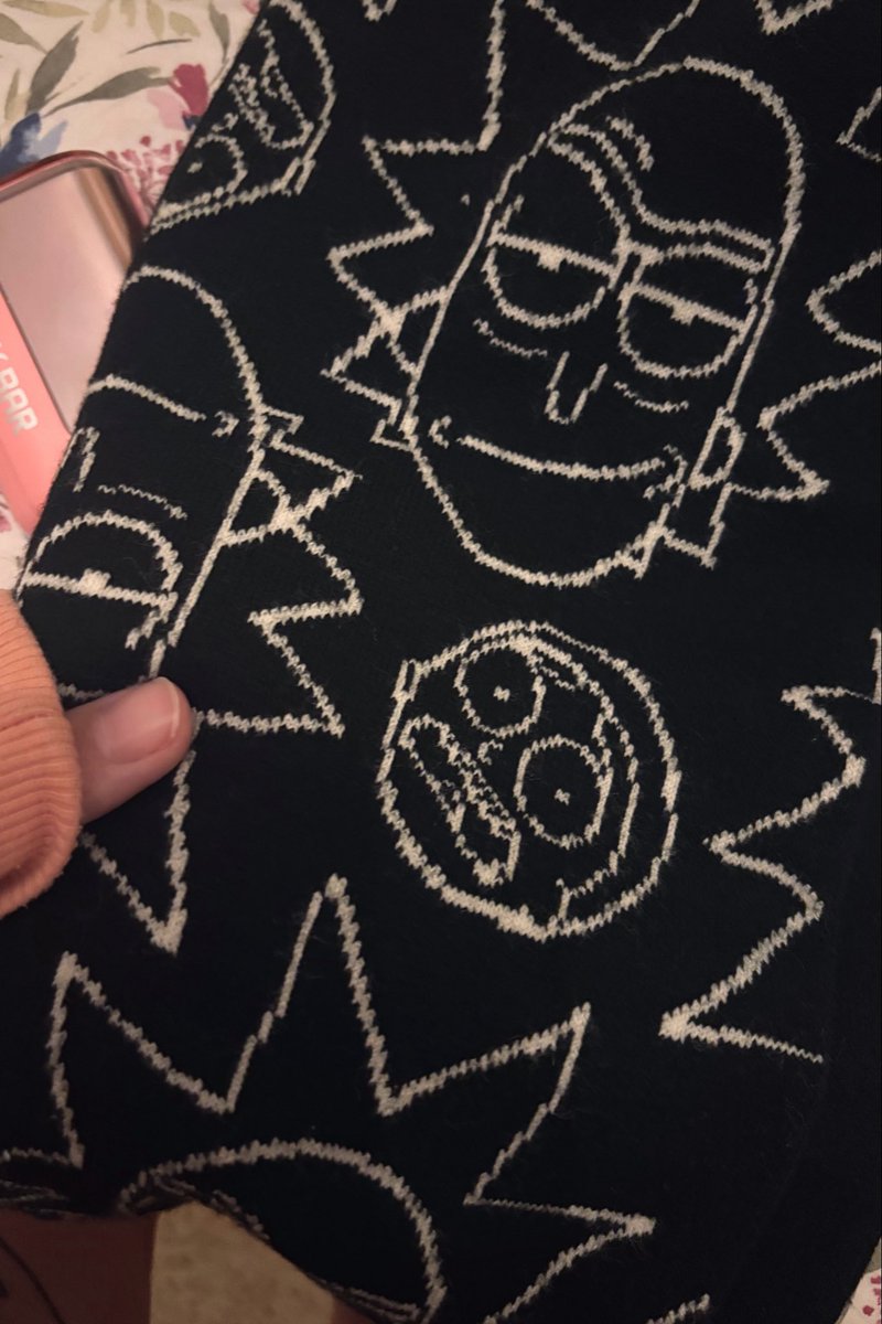 0mn11man's tweet photo. my moms boyfriend got me a scarf ;w;; https://t.co/ic4iPvIid6