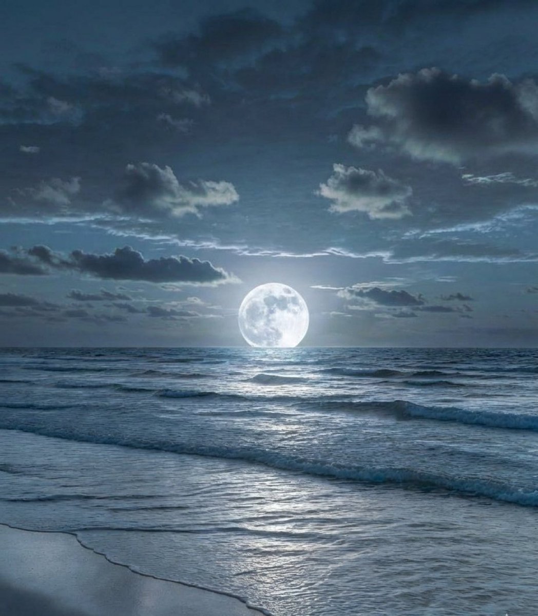 Bq64g's tweet photo. Above, the night sky is deep and quiet, while the sea seems to glow beneath the moon—peaceful, endless, and almost dreamlike 🥹 https://t.co/zhiKd2iigx