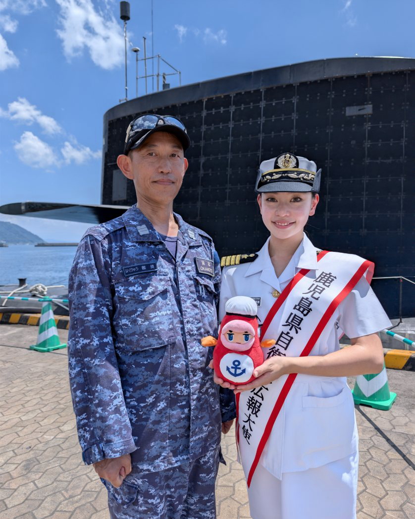 kagoshima_pco's tweet photo. 【自衛隊みなと祭り2026 無事終了！⚓ご来場あいがとさげもした！✨】

7月25日(土)・26日(日)の2日間、鹿児島本港北埠頭にて開催いたしもした「自衛隊みなと祭り」！

大盛り上がりのうちに無事幕を閉じたど👏

今回の艦艇公開は、来場者の皆さまに楽しんでいただくため、ただ「見るだけ」じゃなか工夫を盛りだくさん✨️！

🚢 護衛艦「はまぎり」＆潜水艦「はくりゅう」の公開

⚓ 25日(土)の体験航海・特別公開には約700名が参加！

🔥 隊員気分を味わえる！桜島を背景にした放水体験コーナー

📸 耐熱服や消防服を着た隊員、まもる君＆りっくん、広報大使たちとの大撮影会！

26日の一般公開も長蛇の列がでくっ大盛況！

迫力の放水体験や、耐熱服・消防服に身を包んだ隊員たっとの記念撮影など、どこを見渡してん笑顔とシャッター音が溢れる2日間となっせ、「準備して本当に良かった～！」とスタッフ一同、大満足の開催とないもした😊✨

ご来場いただいた皆さま、わっぜたくさんの笑顔をあいがとさげもした！

💬 【皆さんの思い出も教えっくいやい！】

「体験航海に乗ったよ！」「放水体験やった！」など、会場での思い出や楽しかった体験があれば、ぜひコメント欄で教えてくいやんせ👇

さて……！

みなと祭りの見どころは海だけじゃなかたっど！

👉 次回の投稿では、陸上自衛隊・航空自衛隊の【装備品展示会場】の様子をお届けしもんど！

迫力の働く車両たちが大集合したフォトレポートをお楽しみに！📸✨

#自衛隊
#海上自衛隊
#鹿児島地本
#自衛隊みなと祭り
#みなと祭り
#護衛艦
#はまぎり
#潜水艦
#はくりゅう
#体験航海
#艦艇公開
#まもる君
#リックン
#鹿児島イベント
#カイジイイカンジ
#カイジョウジエイ鯛
#平和のプロになろうと思う