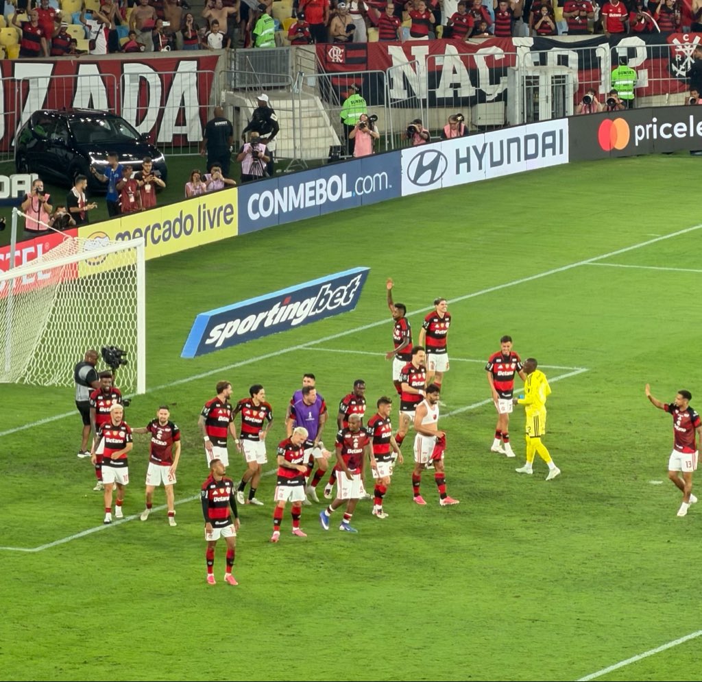 simpraisa's tweet photo. Jogadores do Flamengo foram cantar com a torcida no final do jogo https://t.co/se998G79Rb