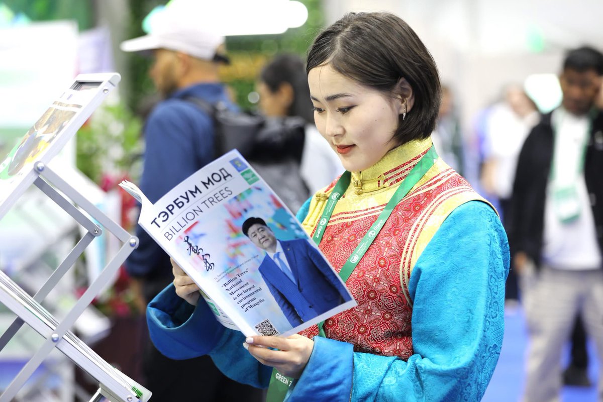 Batuka_UB's tweet photo. #COP17 гэж фейлдсэн хурал хийх гэж 300 тэрбум төгрөг зарцуулсан гэсэн, тэр нь энэ Сандаг-Очир мэтийн нөхдүүдийн нүүр дүүрэн зурагтай энэ мэтийн сэтгүүлд зарцуулагдаа биз 😡😡😡
Хэнд хэрэгтэй юм? Ядаж постоо зөв бичээч @MECCMongolia ‼️ https://t.co/iInQROTVdM