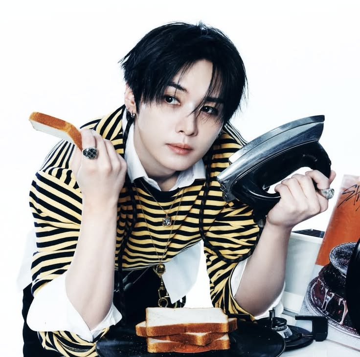 Sakus_room's tweet photo. Adverdisment's Love || au Hyunho。
[Omegaverse。]
El diseñador de ropa más famoso de Seúl está buscando nuevo asistente que pueda llenar las expectativas de su trabajo. Pero quién termina teniendo el puesto es Mh, que fue elegido por la pequeña hija del diseñador. https://t.co/8ZJbl5SFCl