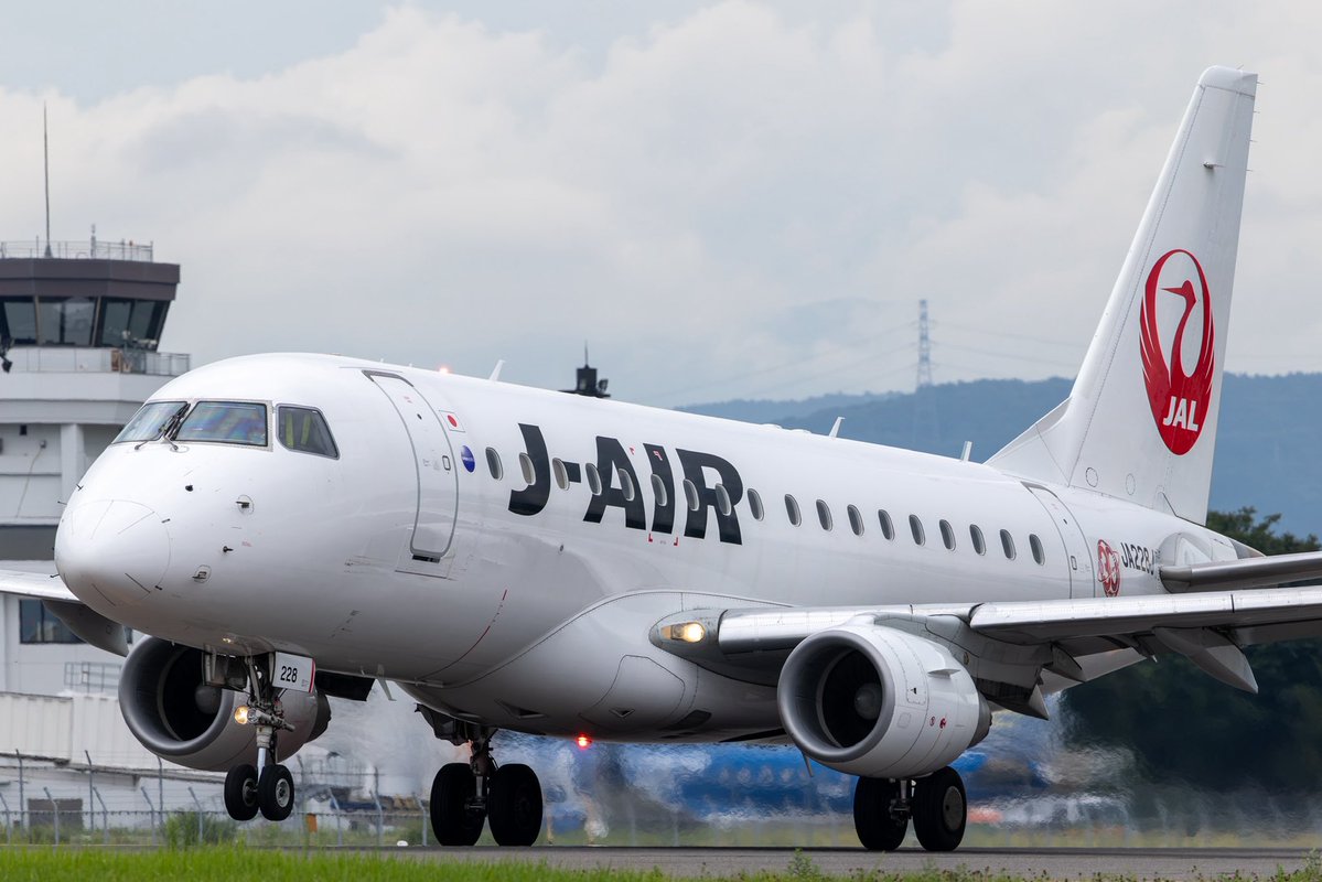 JJ0ULV's tweet photo. 【本日の松本空港】  
J-AIR 松本-伊丹
JA228J  J-AIR 30th Anniversary JET https://t.co/mVz7ojqal7