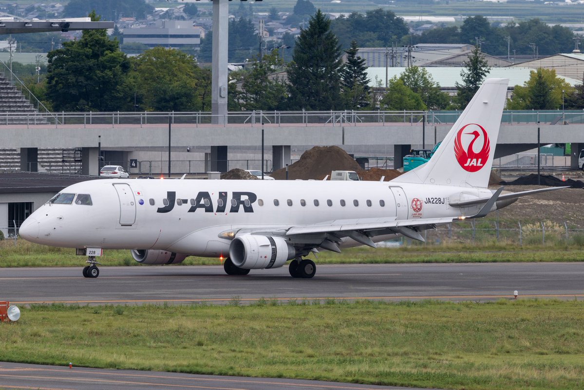 JJ0ULV's tweet photo. 【本日の松本空港】  
J-AIR 松本-伊丹
JA228J  J-AIR 30th Anniversary JET https://t.co/mVz7ojqal7