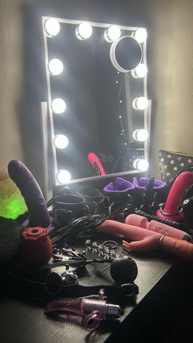Lola1252079's tweet photo. Horny asf who is down for my facetime or menu DM ➡️ https://t.co/GyK9J05GaQ https://t.co/m6Gy8vgUzU