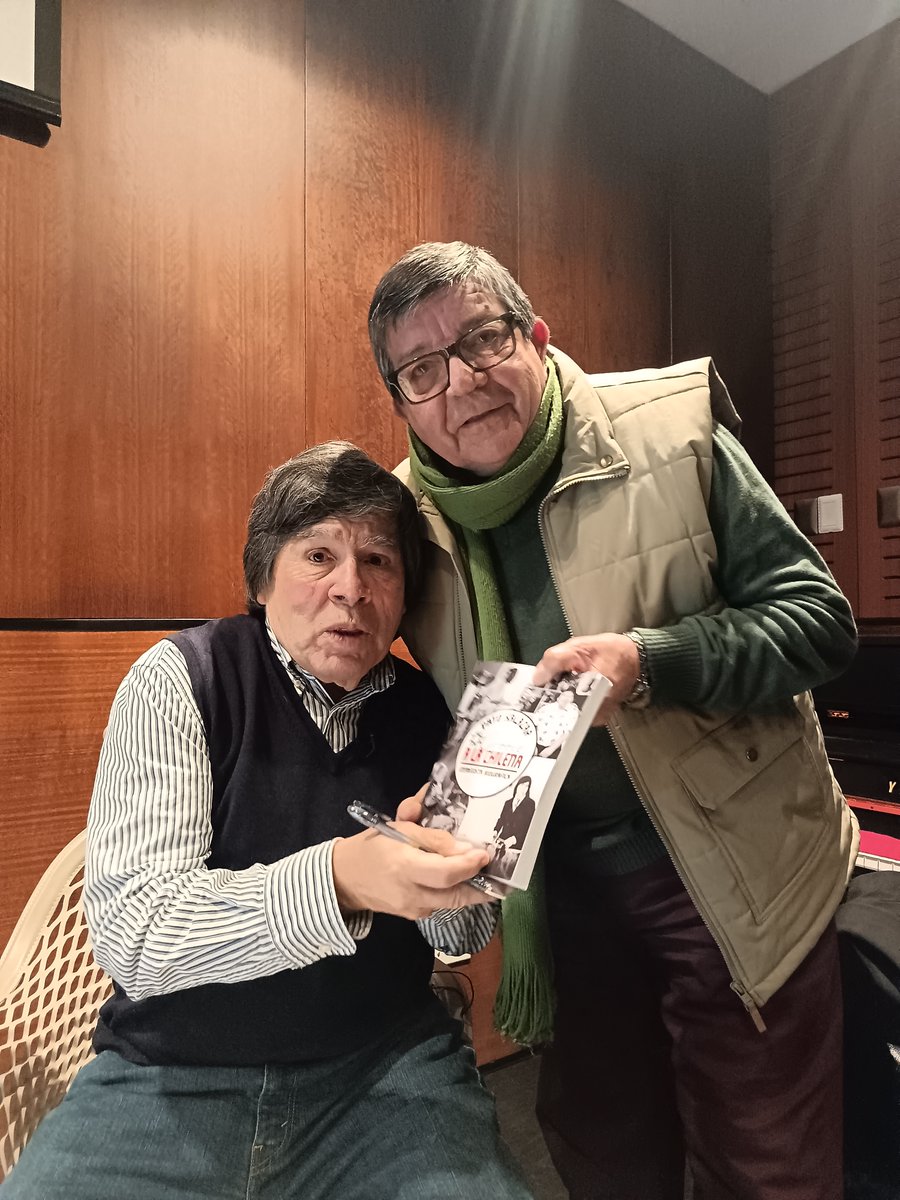 JaimeC79739's tweet photo. LA IMPORTANCIA DE LLAMARSE...PATO SALAZAR 
Hoy en la sala Valentín Trujillo -otro grande de la música- se lanzó el libro del  querido baterista (ejecutor y docente) y amigo. Un viaje a los acontecimientos musicales mas importantes de los últimos 50 años y su protagonismo en ellos https://t.co/9vjwe9r3XG