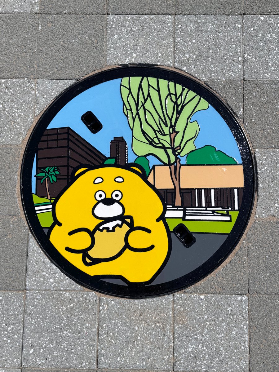cred_pacela's tweet photo. 🍋8/19 ひろくまデザインマンホール設置🍋
広島県のローカルキャラクター「ひろくま」をデザインした、特別なマンホール蓋。
設置される県内5か所のうち、広島市では県庁しばふひろばの歩道に設置！
5か所すべてデザインが異なるのが見どころです。 https://t.co/5Lx7mIXRsX