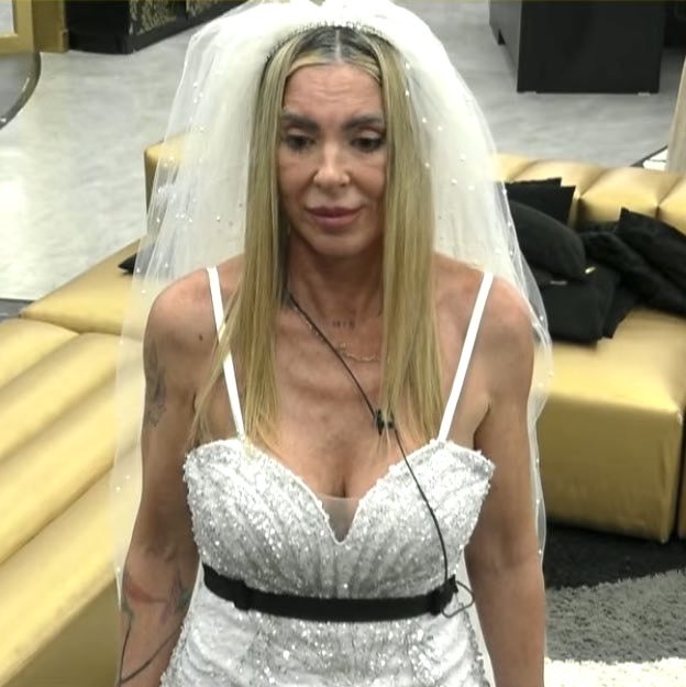 soylacobraok's tweet photo. La hicieron ilusionarse, vestirse, quedó plantada y ni el anillo le dio la víbora de Andrea
#GranHermano https://t.co/4iEjESfsmL