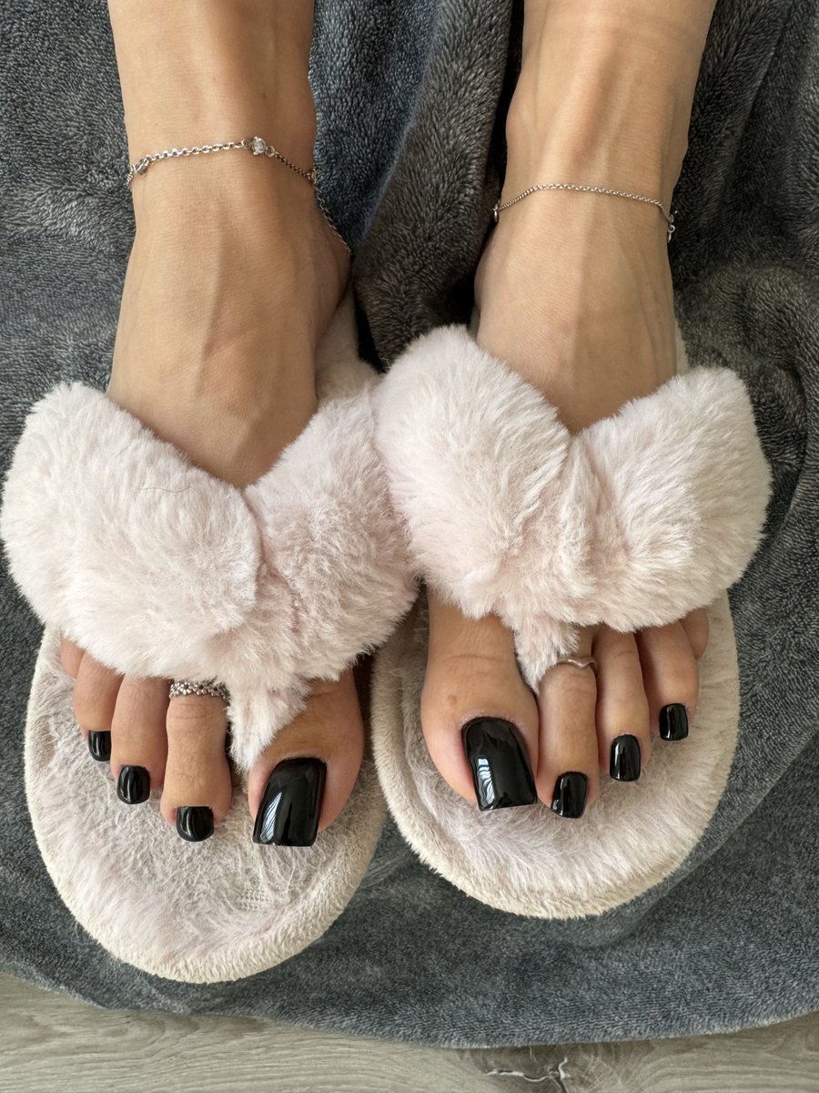 missheels0770's tweet photo. Black pedi in pink flip-flops or fluffy slippers? https://t.co/8ICmuRwhLu