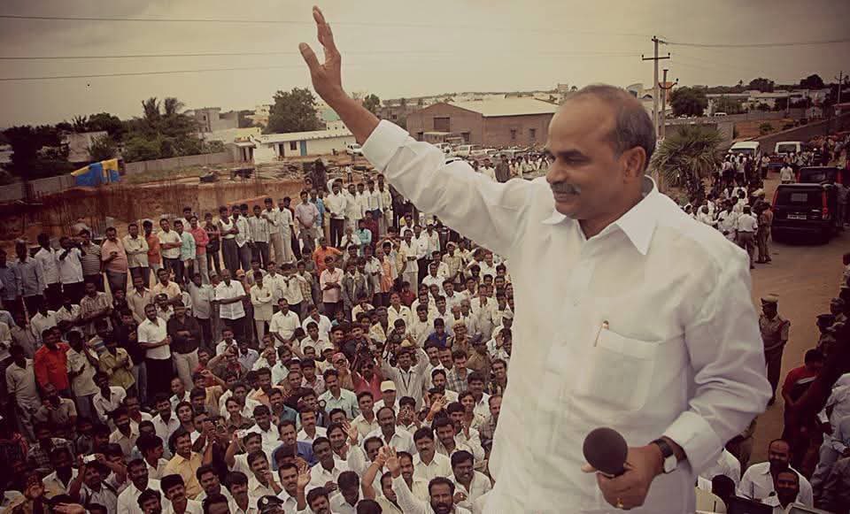 YJSFoundation's tweet photo. పేదల కష్టాలను తన కష్టాలుగా భావించి, వారి జీవితాల్లో భరోసా నింపేందుకు ఎన్నో సంక్షేమ కార్యక్రమాలను అమలు చేసిన మహానేత డాక్టర్ వైయస్ రాజశేఖరరెడ్డి గారు.

అందుకే రాజన్న ప్రజల మనసుల్లో కేవలం నాయకుడిగా కాదు… ఆపదలో ఆదుకునే ఆత్మబంధువుగా చిరస్థాయిగా నిలిచిపోయారు. ❤️

#YSRForever #YSJaganAnna