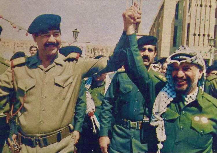 Kenancamurcu's tweet photo. Bu bir "Yahudi yoksa haber yok" ifşası ve suçüstü kanıtıdır.

Arafat, Saddam'ın Kuveyt'e tecavüz etmesini destekledi.

Yüz binlerce Filistinli bunun bedelini kan ve sürgünle ödedi.

Dünya bunu hiçbir zaman umursamadı ve tamamen unuttu.

Arafat, işgalden sonra Bağdat'a gitti ve kamuoyunun önünde Saddam'ın yanında durdu. Ocak 1991'de kalabalığı coşturdu: Eğer Amerikalılar savaş istiyorsa, “O zaman ben de savaşa hoş geldin, hoş geldin, hoş geldin diyorum… Irak ve Filistin… yan yana, omuz omuza.”

Amerikalılar vurduğunda Saddam Tel Aviv'e Scud füzeleri fırlattı; ABD ise İsrail'i, sivillerine yönelik bu saldırılara karşılık vermeden sineye çekmeye zorladı.

Irak işgali altında Kuveytliler sistematik olarak tecavüze uğradı (binlerce kadın), elektrikli matkaplar ve asitle işkence gördü, asıldı, dövüldü ve idam edildi. Ülkenin içi tamamen boşaltıldı.

Kuveyt'teki Filistinliler yaygın olarak iş birlikçi olarak görüldü. Kurtuluşun ardından Kuveyt onları sınır dışı etti. Yaklaşık 350.000–400.000 kişilik bir topluluk aylar içinde %90 oranında azaldı. 300.000'den fazla insan ülkeden atıldı.

Yine de bitmek bilmeyen BM kararları çıkmadı. “Nekbe” kitaplarından oluşan bir akademik sektör oluşmadı. Kampüs protestoları yapılmadı. Bunu etnik temizlik olarak adlandıran bir medya yoğunluğu yaşanmadı.

Arafat daha sonra Kuveyt'in yaptığının “İsrail'in yaptığından daha kötü” olduğunu iddia etti. Dünya ise sadece omuz silkti.

Bir Arap devleti tarafından Filistinlilere yönelik devasa ve kasıtlı bir sürgün (iddia edilen iş birliklerine bakılmaksızın tüm topluma karşı uygulandı) modern dünyanın gözü önünde gerçekleşti. Verilen yanıt ise tam bir sessizlikti.

Arap başlatmalı savaşların Yahudilere karşı doğurduğu her sonucu yüzyılın ebedi suçu haline getiren aynı insanlar, bu olaya sanki hiç yaşanmamış gibi davrandı.

Mülteci acısının gerçek hiyerarşisi işte budur.
Ebedi Filistin mağduriyetinin kalbindeki yalan işte budur.

Mesele Filistinlilerin hayatlarına duyulan endişe değil. Mesele, dünyanın tek Yahudi devletini şeytanlaştırmak ve meşruiyetini kaybettirmektir.