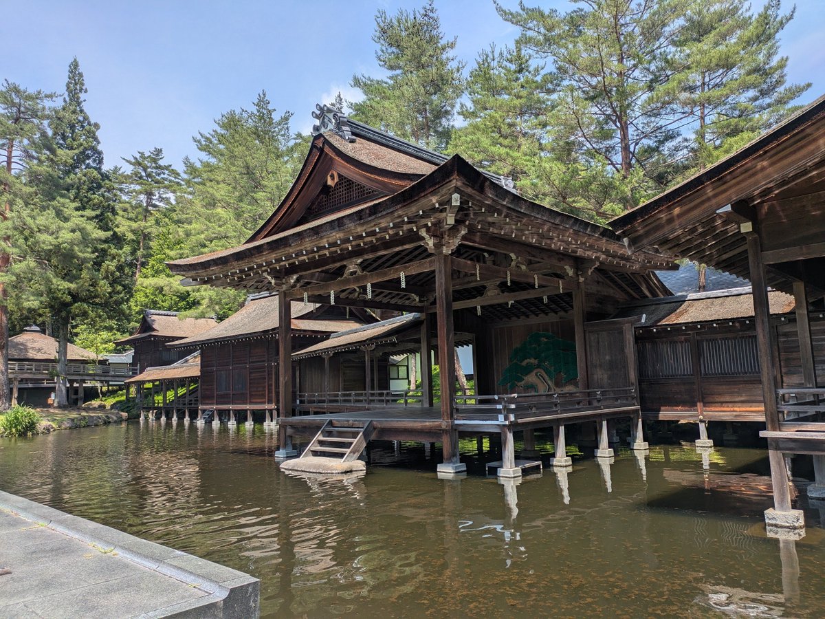 nm2023start's tweet photo. 身曾岐神社
境内は広びろ開放感〜
休日だしファンでワチャついてるかと思いきや落ち着いてる
まぁそういう場所ではないしね
能楽堂、いや立派！
水面に映る姿も見たかったけど鯉いっぱいで波紋が…
池が少し広いといい感じなのかな？
でも能を見る人が遠くなるから本末転倒だね
#身曾岐神社
#能楽堂 https://t.co/RPC38DYnZO