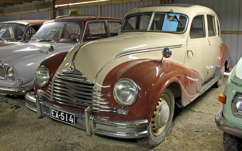 5NowXe's tweet photo. EMW 340 (1945-1956)

After WWII, BMW’s East German Eisenach plant was Soviet-nationalized and kept making BMWs. 

Following a 1952 lawsuit by BMW, it rebranded to EMW, keeping similar models until shutting down in 1956 to produce Wartburgs instead. https://t.co/b4AIcwt7PM