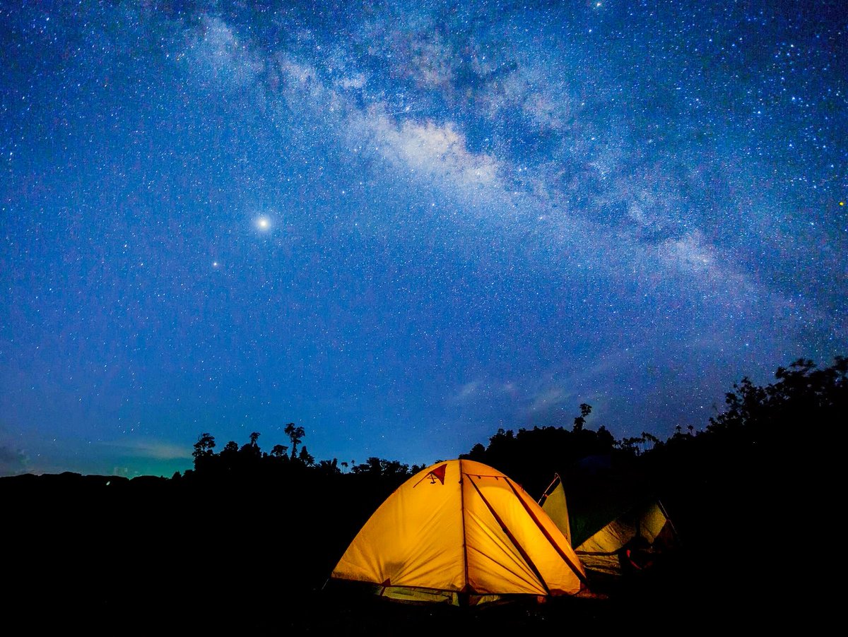 PipeNicola's tweet photo. Just spent the most magical night camping under a sky full of stars—no city lights to ruin the view, only the crackle of a cozy fire and the sound of crickets keeping me company. https://t.co/wVb6TsL1Wj