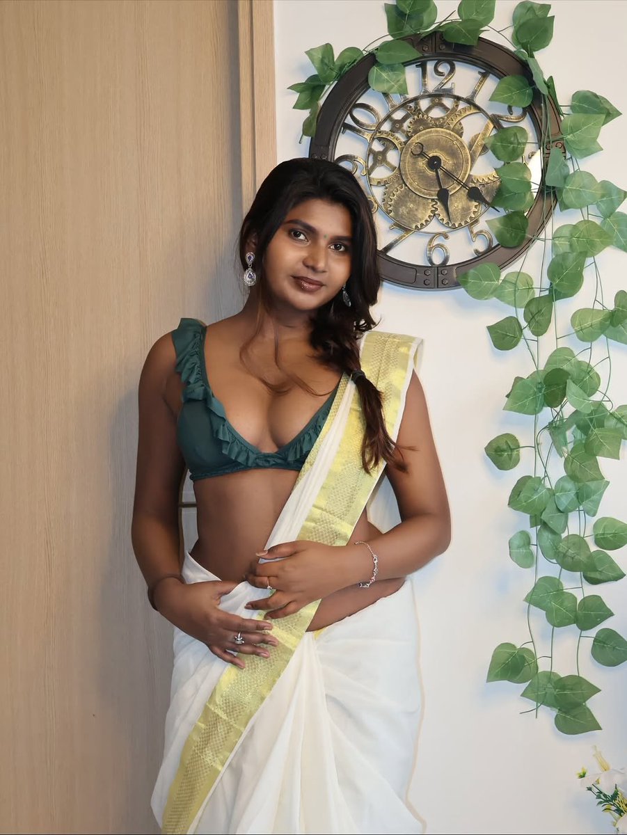 DreamerT96's tweet photo. #Stephina
Cleavage idupu thopul katti mood ethura karutha katta 😍😘 https://t.co/IHcgKShT84