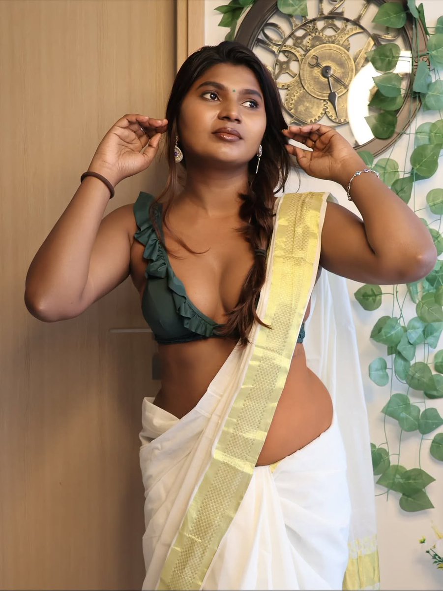 DreamerT96's tweet photo. #Stephina
Cleavage idupu thopul katti mood ethura karutha katta 😍😘 https://t.co/IHcgKShT84
