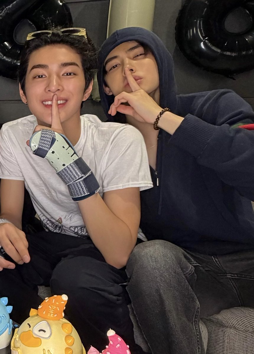 skycortis's tweet photo. Pesona abang ganteng yang berani roasting agensi buat ikut ngebela si dedek nyimut di sebelahnya😗🤟 https://t.co/qeFtXqpxXB