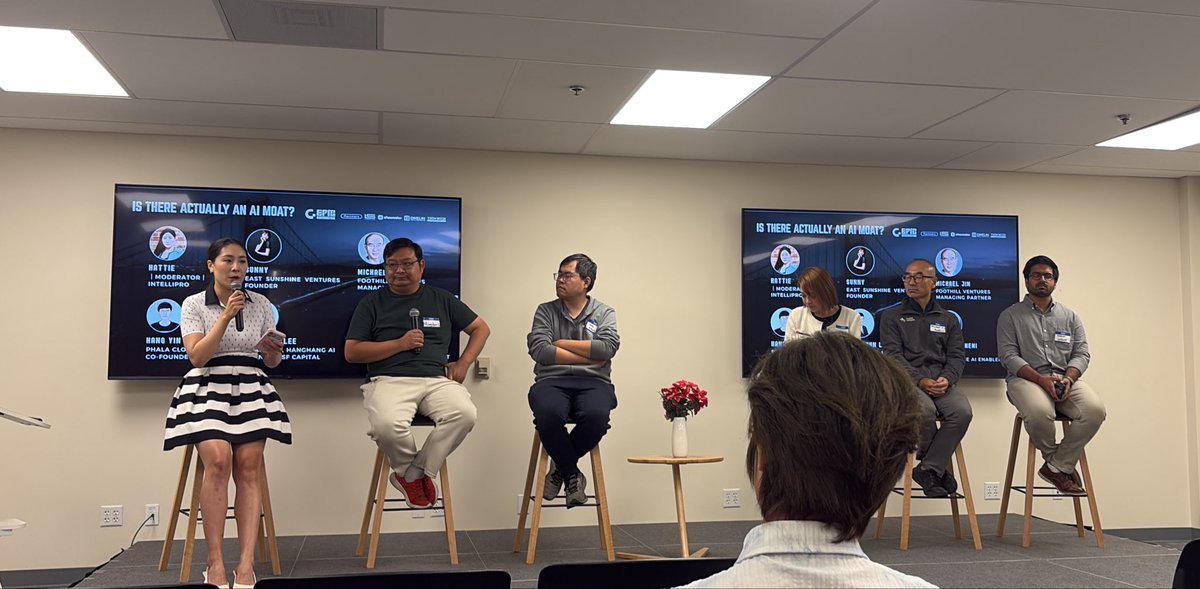 yanwen_ai's tweet photo. in San Jose, you can even listen to someone giving Chinese panel.

It’s so impressive how many Chinese here in Bay Area https://t.co/MsNaGnuXI6