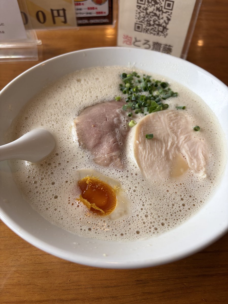 gomashioya's tweet photo. 今日は、栃木県小山市にある…
『泡系ラーメン　泡とろ齋藤』で…
看板メニューの泡とろラーメン🍜
クリーミーな泡で豚骨！めっちゃ合う！
チャーシューも2種類のってて最高😆
#泡系ラーメン #泡とろ齋藤 #豚骨
 #小山市　#ラーメン https://t.co/ClgQRTCPdg