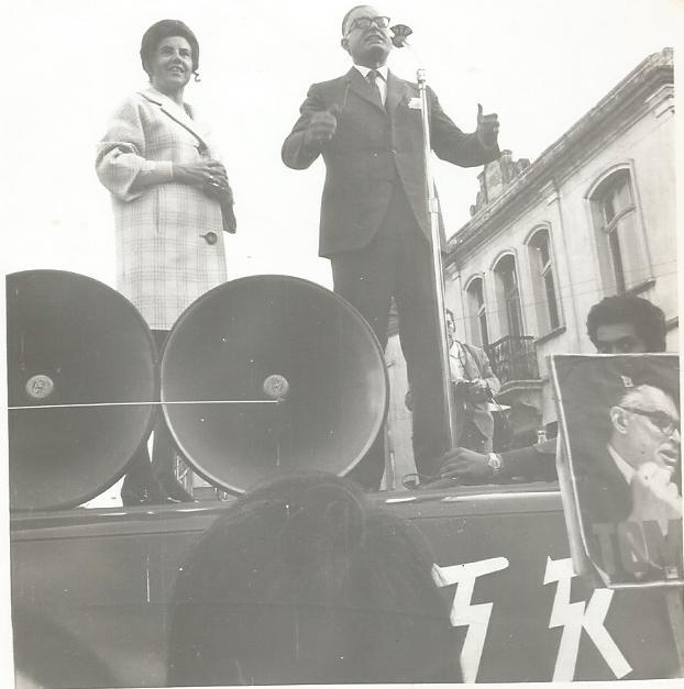JaimeC79739's tweet photo. A PROPOSITO QUE SIGUEN FESTEJOS POR ANIVERSARIO D.C.
He aquí una gráfica histórica del gran líder RADOMIRO TOMIC en su campaña presidencial de 1970. Sobre una camioneta en calle Mackenna con O'Higgins, Osorno, luego que en el gimnasio  se realizara su concentración final. https://t.co/zdenx7BpCB