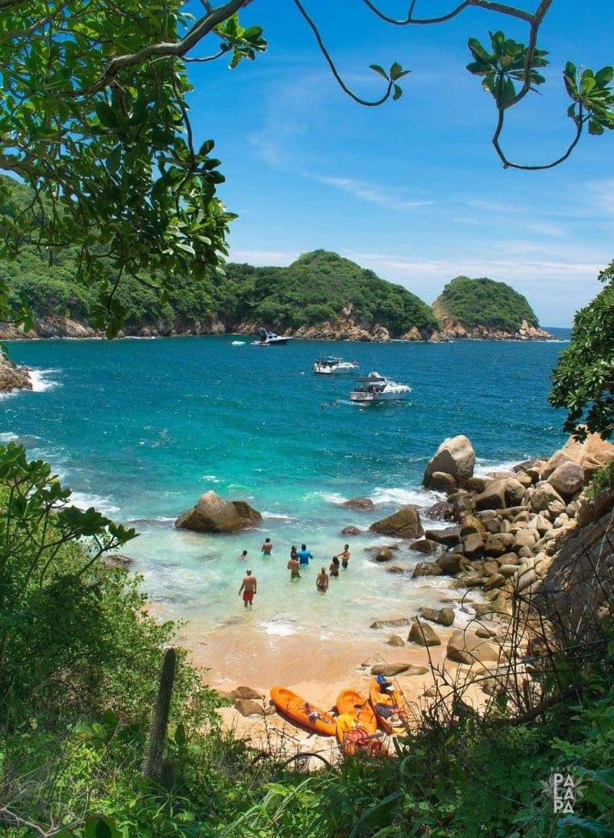 SolteraBella22's tweet photo. Alguien que me invite a ir a Roqueta 🌊 nunca he ido :(  #acapulco https://t.co/YYwc2FjOOg