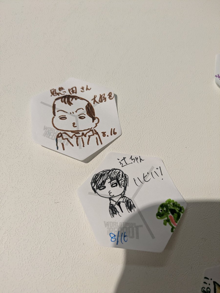 aitaro0393's tweet photo. 先日行ったリブート展で、描いた寄せ書き。諏訪さん(トリオンキューブ)だった。上は自分が描いた鬼怒田さん、下は妹が描いた辻ちゃん。 https://t.co/aA2uVSDwsr