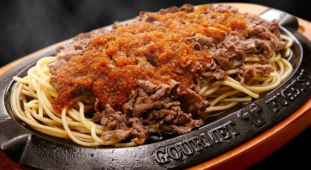 ss5og4's tweet photo. 2.グルメ風月
ビーフバター焼き

鉄板焼きパスタの上に牛肉とバーベキューソースを乗っけて焼いた一品。セットでパンを頼んで、バーベキューソースをつけつけしながら食うのが美味。ビールがあると羽ばたける。

西鉄天神駅内に店舗あり。 https://t.co/rPpz6BFSig
