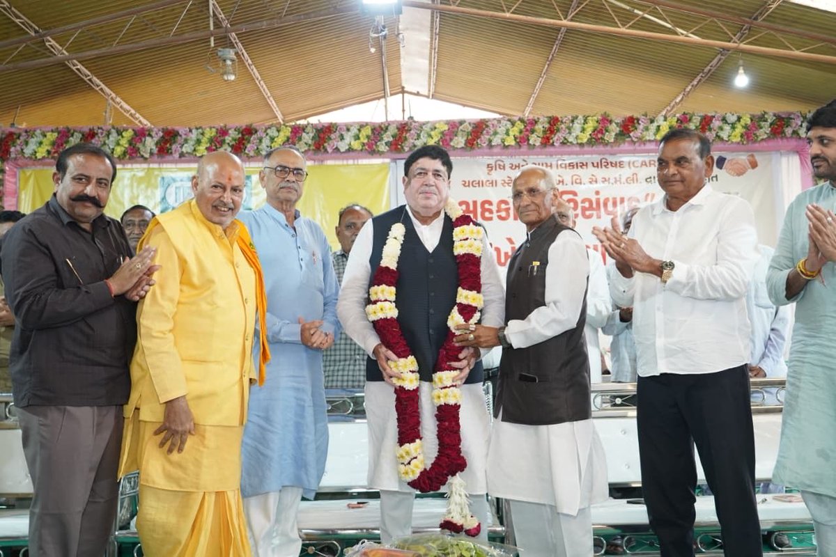 Dileep_Sanghani's tweet photo. कृषि ओर ग्राम विकास परिषद एवं चलाला स्टेशन परा खरीद बिक्री सेवा सहकारी समिति के संयुक्त तत्वावधान में आयोजित सहकार परिसंवाद ओर किसान सभा में कार्यक्रम के आयोजक और जिला सहकारी खरीद बिक्री संघ के अध्यक्ष जयंतीभाई पानसुरिया ने अभिवादन किया।

दान महाराज देवस्थान चलाला के लघुमहंत ओर अमरेली जिला पंचायत के उपाध्यक्ष महावीर बापू, गायत्री मंदिर के रतिदादा, पूर्व सांसद नारणभाई काछडीया, इफको के स्टेट मार्केटिंग मैनेजर आर सी डामोर, अमर डेयरी के अध्यक्ष अश्विनभाई सावलिया, जिला सहकारी संघ के अध्यक्ष मनीष संघाणी, पूर्व विधायक मनसुखभाई भुवा, दिनेशभाई पोपट समेत गणमान्य महानुभाव उपस्थित रहे।