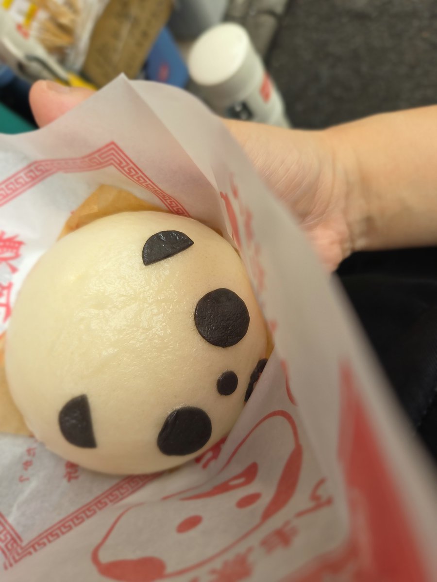 yz14ss79's tweet photo. 老維新さんも行ってきた。
パンダまん🐼
熱っついけど、美味しかったな。
※今日じゃない。 https://t.co/1DqtsTQBLa