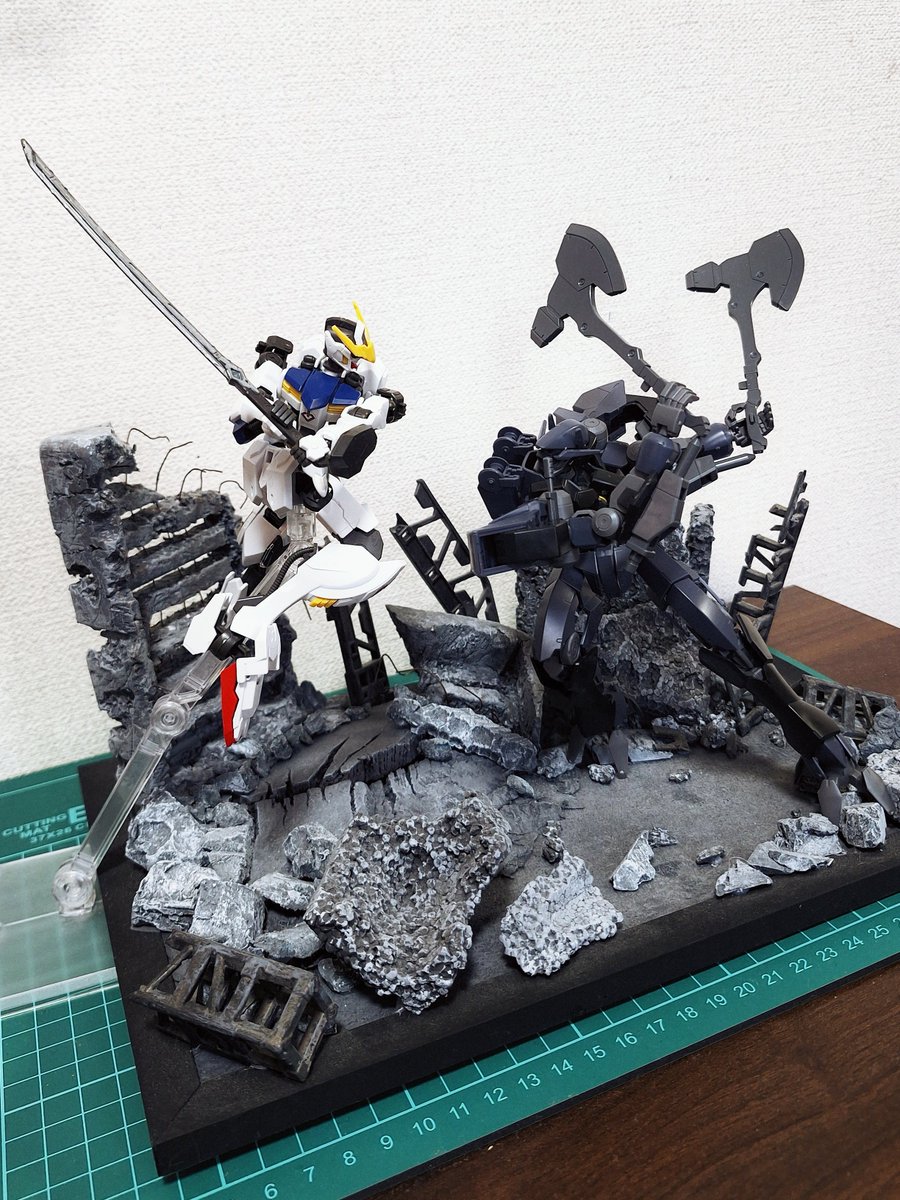 yamatonton01's tweet photo. 鉄血のオルフェンズ　HG
バルバトスとグレイズアイン

妻が作った廃墟ジオラマHG用に
息子が2機を飾りました。

第6形態持ってないので彼を。

#ガンプラ #ガンプラ好きな人と繋がりたい 
#gundam #gunpla https://t.co/kXKnUyfN9p