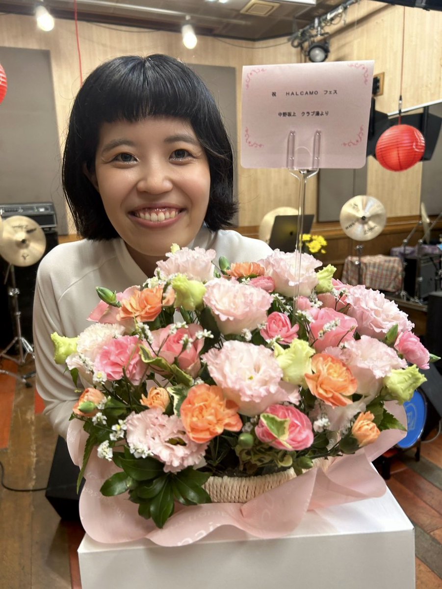HALCAMO1's tweet photo. ˗ˏˋ HALCAMOフェスティバルvol.5オギˎˊ˗ 

会場で今年お世話になった方々に彩りを加えていただきました！
川上修生さんの書籍販売と、OFF COLAのプレゼント！
フェスティバル感が少し出てきたのでは、、？？

そしてお花を送ってくださった、���野坂上の銭湯クラブ湯さん😭

ありがとうございました！！ https://t.co/ILBsvoGAOJ