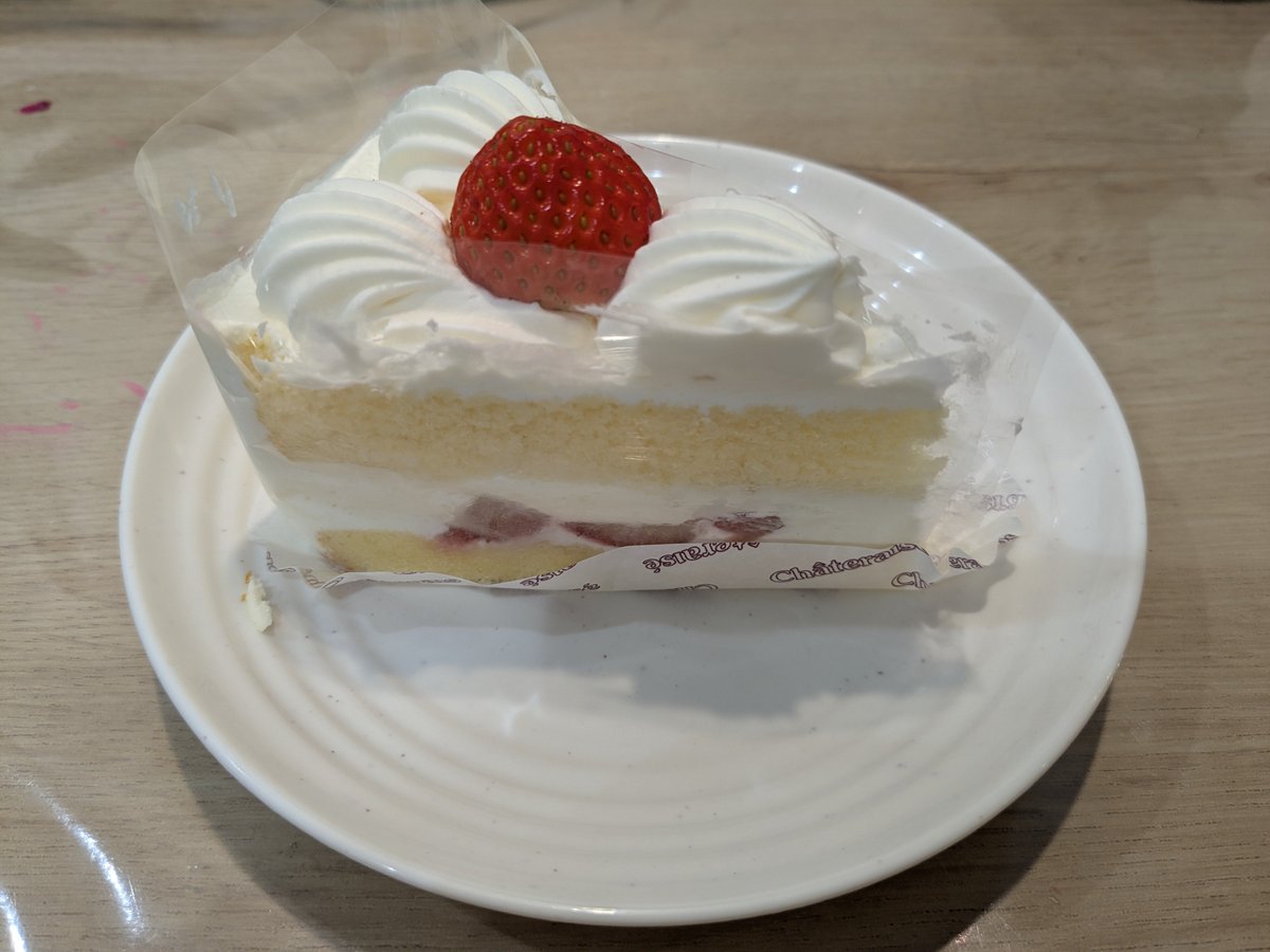 studio_maimu's tweet photo. 朝食がショートケーキ🍰だったおぃたん。
まさか…。
昼食もショートケーキw
完全に想定外😅 https://t.co/wtPrH2Mlm5