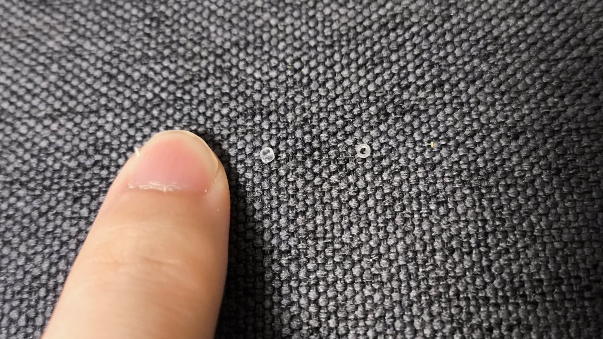 kosio_ooo's tweet photo. やり方は
・シリコンチューブを小さく切る。

・ピンセットを使ってピンホールにカットしたシリコンチューブを入れる。

・PCB裏側から指でピンホールを押さえてスイッチを押し込む。
って感じ

結構時間かかるけどスタンドオフなしでスイッチをPCBに固定できて、打鍵音もかなり良くなった。 https://t.co/3q04R1mt3L