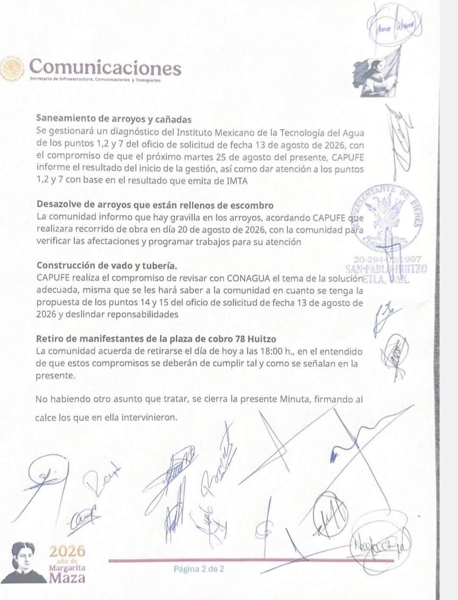 rioaxaca's tweet photo. #Oaxaca Tras protesta, CAPUFE pacta saneamiento y obras en San Pablo Huitzo

Luego de la movilización comunitaria por afectaciones ambientales relacionadas con la autopista 135D, CAPUFE y autoridades de los tres niveles de gobierno acordaron una ruta de atención para San Pablo Huitzo, que incluye retiro de escombro, saneamiento de arroyos y obras para contener descargas de aguas residuales.

En la minuta firmada este 19 de agosto, @CAPUFE se comprometió a retirar, en un plazo máximo de un mes, el material acumulado en el derecho de vía entre los kilómetros 215 y 220. Este jueves 20 de agosto se realizará un recorrido con habitantes para verificar las zonas afectadas y programar los trabajos.

Para los arroyos y cañadas, se gestionará un diagnóstico del Instituto Mexicano de Tecnología del Agua (IMTA). CAPUFE deberá informar el próximo 25 de agosto sobre el avance de esa gestión y, con base en el dictamen, definir las acciones para atender los puntos reclamados por la comunidad.

También se acordó revisar el desazolve de arroyos donde se reporta acumulación de gravilla y escombro, así como analizar con CONAGUA una solución para la construcción de un vado y la instalación de tubería.

En materia de aguas residuales, CAPUFE se comprometió a no realizar descargas mientras se ejecutan los trabajos necesarios. Para la plaza de cobro Bis 12, donde se reportó un derrame de aguas negras, planteó construir una planta de tratamiento y, como medida inmediata, clausurar los baños.

Los acuerdos permitieron que los manifestantes se retiraran este miércoles a las 18:00 horas de la plaza de cobro 78 Huitzo. La comunidad, sin embargo, dejó claro que el retiro estará sujeto al cumplimiento de los compromisos establecidos en la minuta.

La atención del conflicto entra ahora en una etapa de seguimiento, con fechas y acciones que deberán ser verificadas por los habitantes y las dependencias participantes.