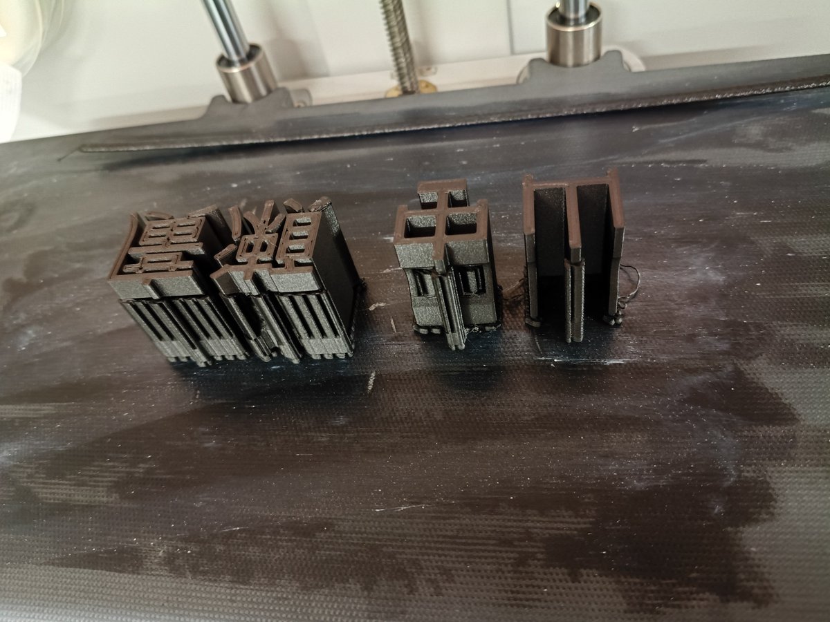 SaitoLab_Kyudai's tweet photo. 【3Dプリンター】
実験用の電極がコロコロしちゃうし、誰の電極かわかなくなるなー…ということで、名前型の台を3Dプリンターで印刷しました！
これで管理しやすいですね！
 #実験大好き #研究 #九州大学 #３dプリンター #markforged https://t.co/sa0rVnocBw