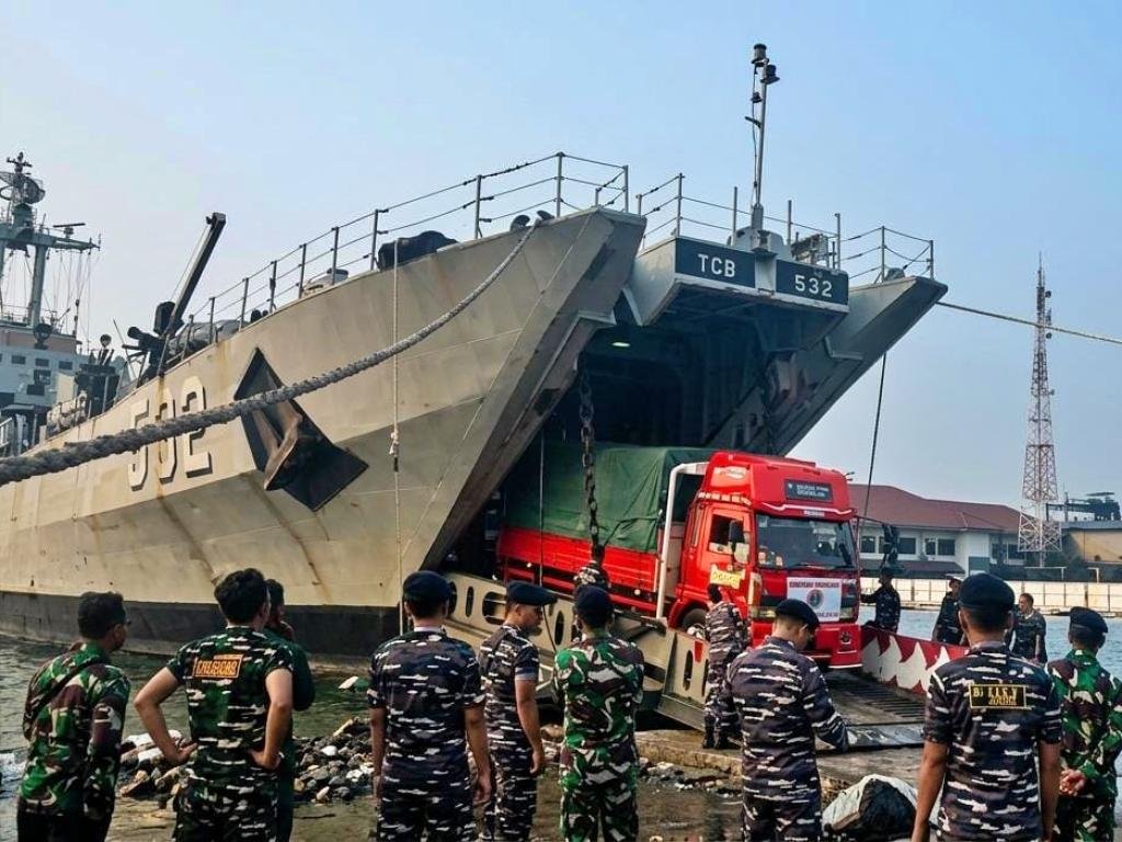 _TNIAL_'s tweet photo. TNI AL TERUS KERAHKAN ALUTSISTA, PERCEPAT EVAKUASI DAN DISTRIBUSI LOGISTIK BENCANA DI NTT

https://t.co/ShXqREOvjt https://t.co/T2fRVWUZMu